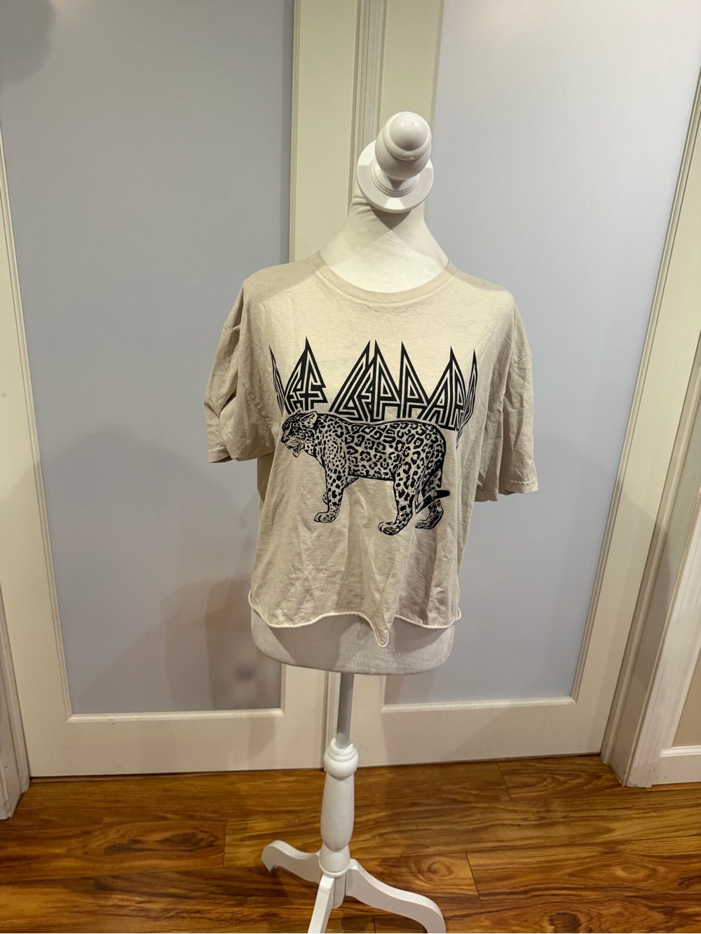 2023 Def Leppard Beige Graphic Tee with Leopard Print